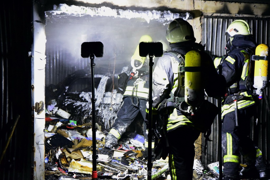 Feuer Hinterhof Garagen Koeln Hoehenberg Olpenerstr P120.JPG - Miklos Laubert